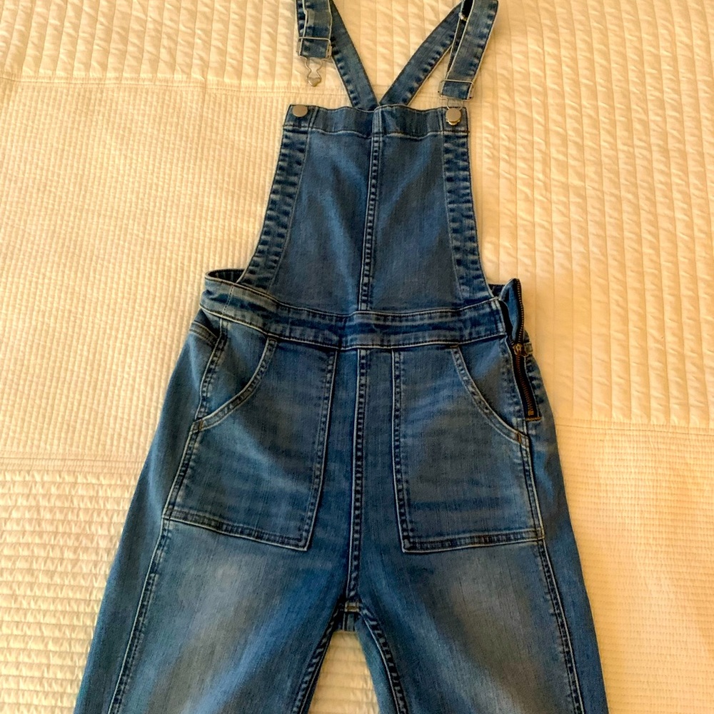 Madewell women’s denim overalls, size S.